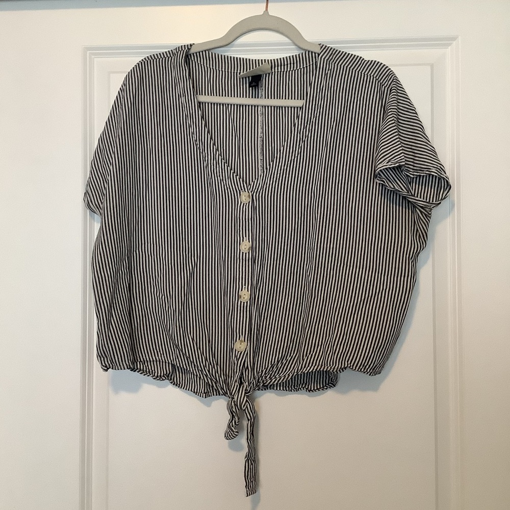 Universal Thread Blue and White Striped Cropped Button Up (size XL)